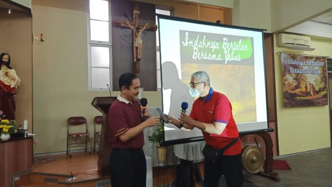 Eddy Badarudin terima kenangan dari Pak Kuswantoro setelah ngopo--pakai